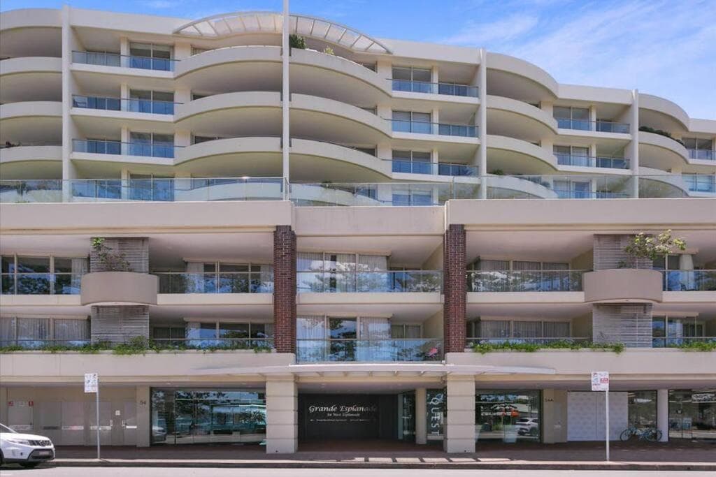 Manly Vibes - fabulous design with gym, sauna, streaming, right opposite wharf & beach