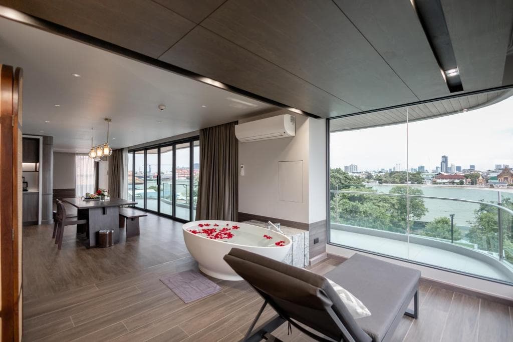WE HOTEL RIVERFRONT