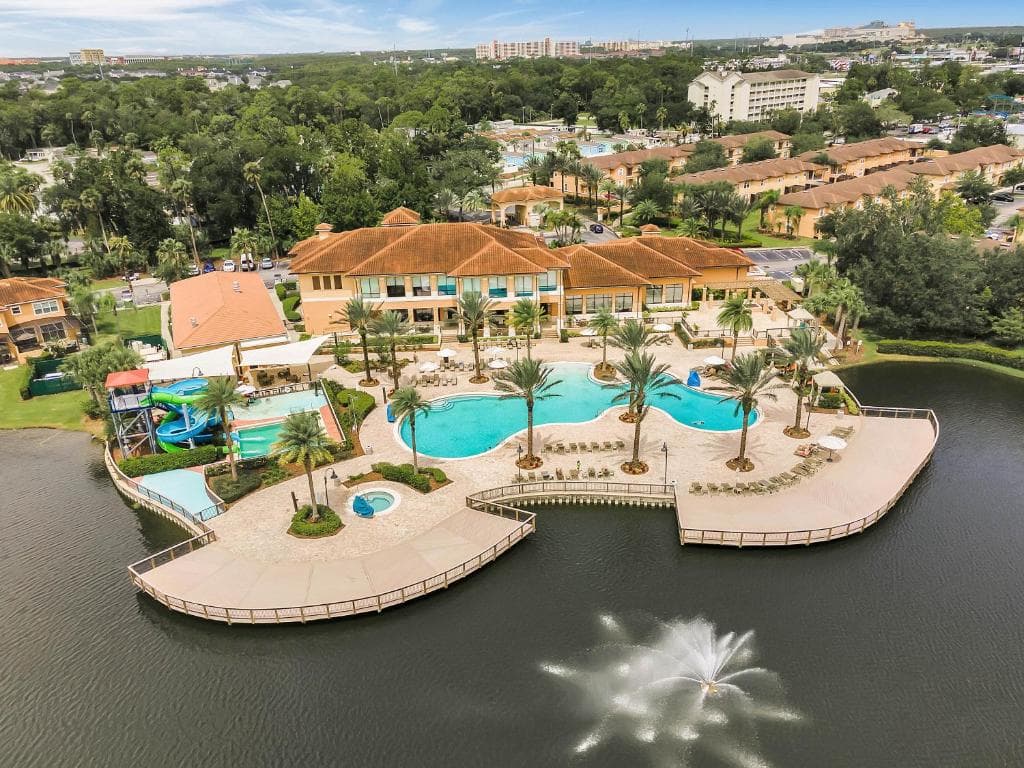 Beautiful 3 Bedroom Villa with Private Hot Tub, 10 mins to Disney!