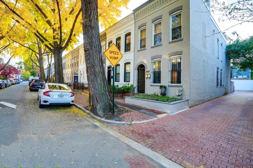 Cap Hill Row 2 Bedrooms, Walk to Sights, Parking