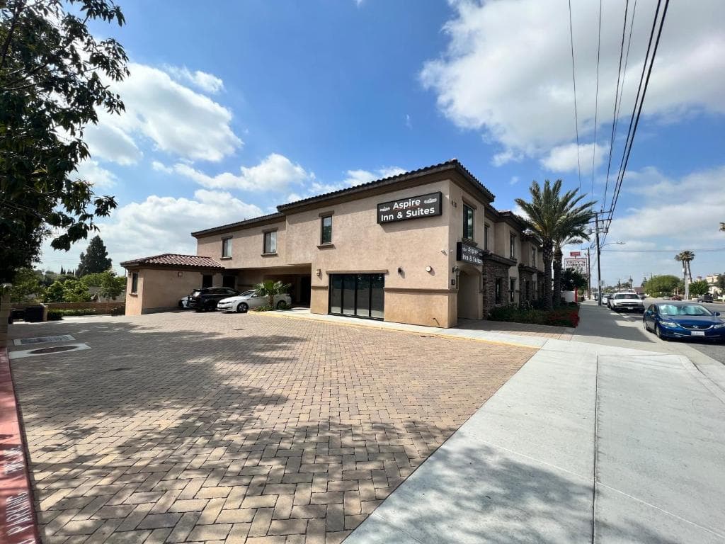 ASPIRE INN & SUITES Orange