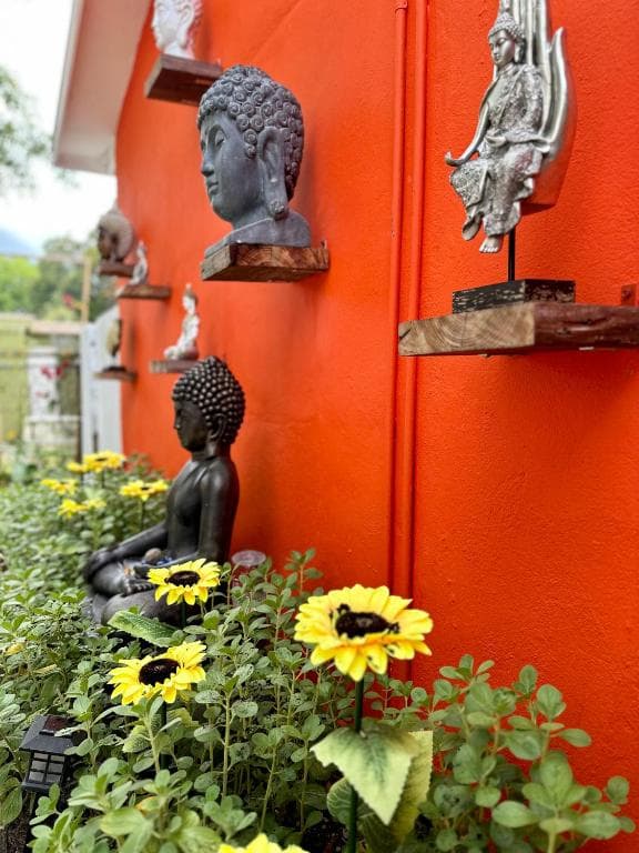 Flora's Garden Apartment/Studio