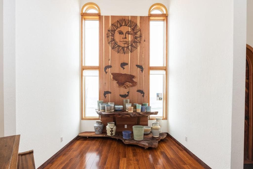 Seaside Art Gallery Loft Inspire Your Creativity with Breathtaking Views!