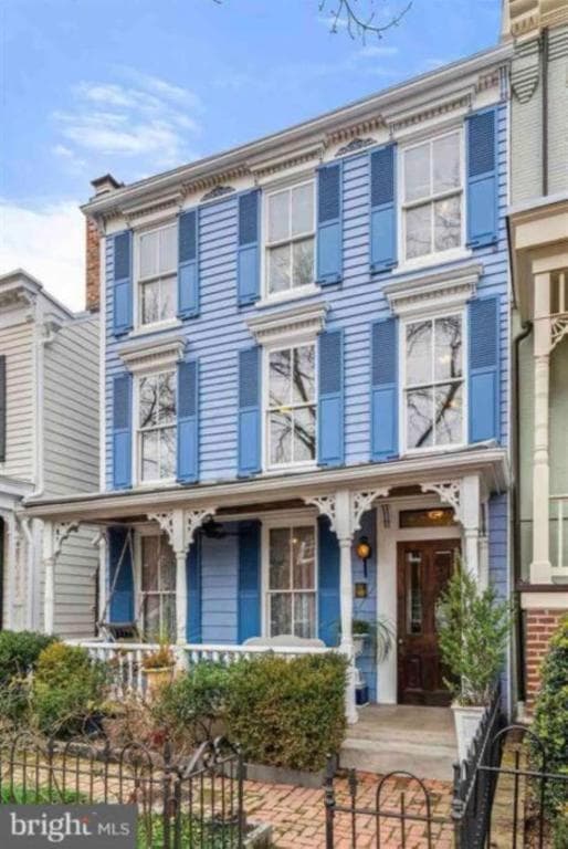 Spacious Capitol Hill 2 Bedroom Apartment with Free Parking