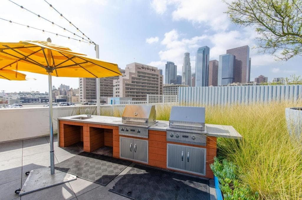 Lovely 3BR Apt With Balcony And Rooftop Pool Plus Views