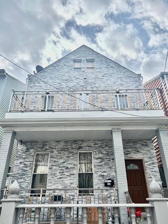 3 bedrooms in 2nd floor Modern Brooklyn home, Close to J train