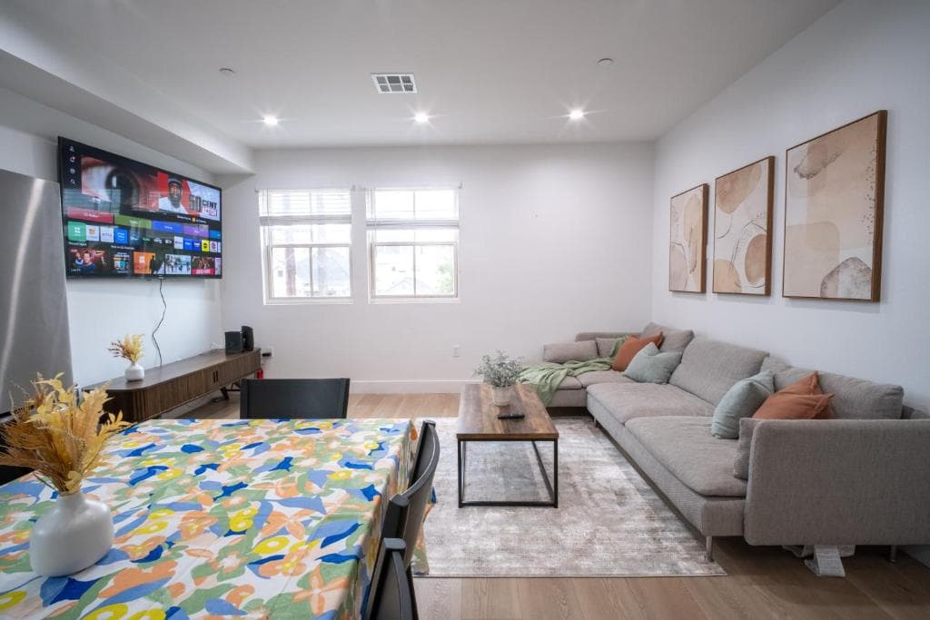 Stylish Private Room by Downtown LA with Private Parking