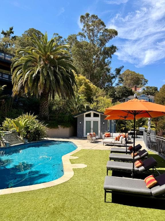 Great Cozy Pool House with Kitchenette