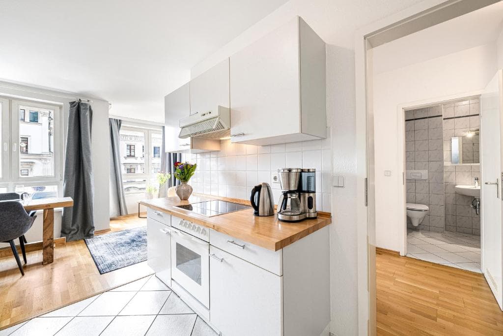 Stilvolles Studio in downtown Mitte, Boxspringbett, Balkon, Blick uber Berlin auf den Himmel, zentra