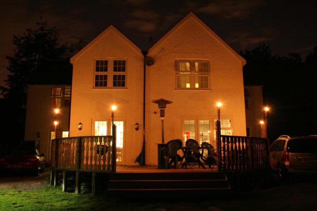 Oakhurst Gatwick and holiday parking five pounds per day and transport between six am and midnight u