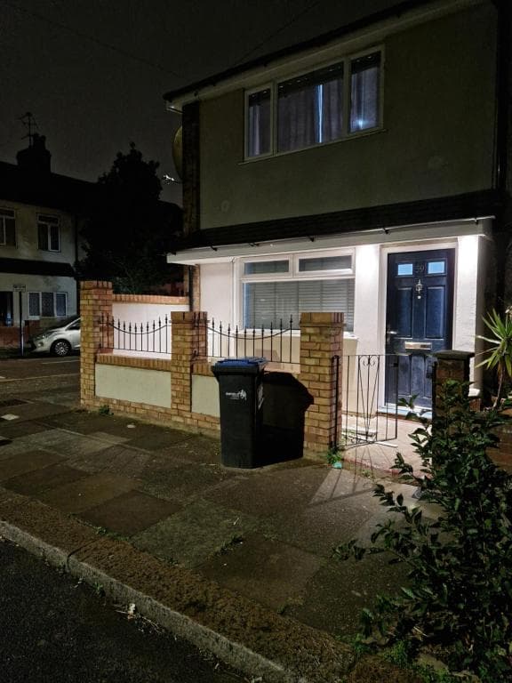Stylish 2 bed home- short walk to Tottenham Stadium/Stations