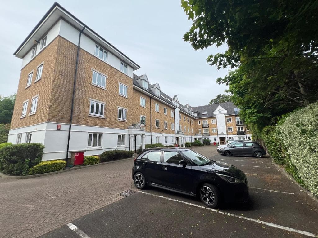 Comfortable room in a luxurious apt with parking in Blackheath
