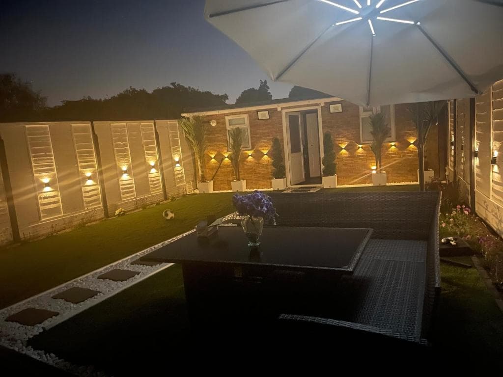 Heathrow Garden Lodge - Free Parking - Netflix - Prime - Coffee - WiFi