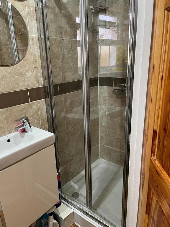 Large Double Bedroom with free on site parking max car length 5 metres