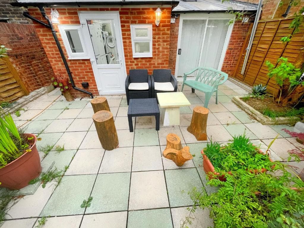 Luxurious House near Excel- Air Conditioning, 9 Beds, 2 Baths, Garden, fast WiFi