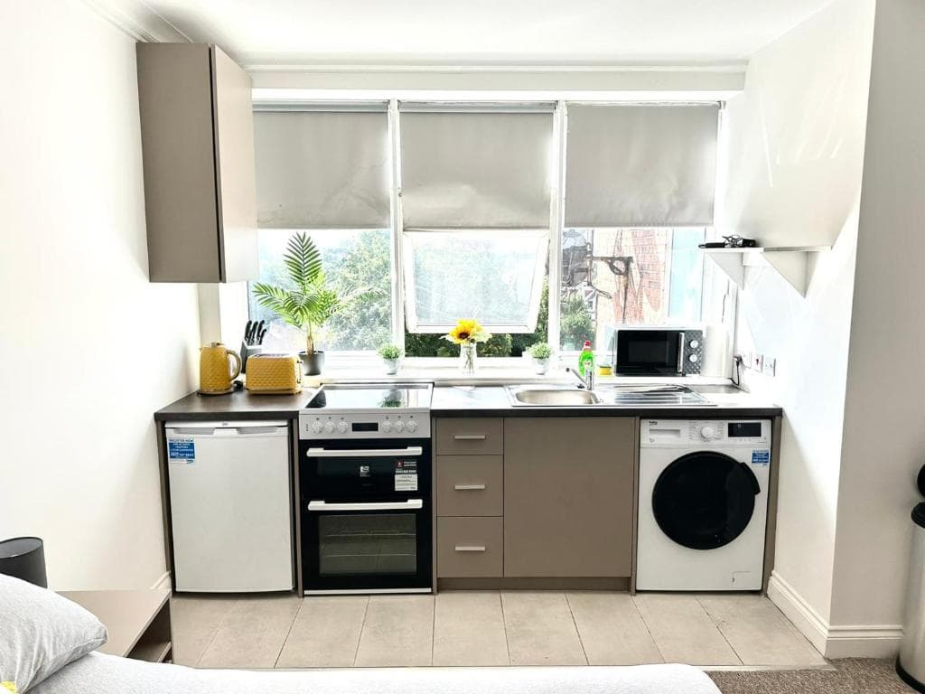 Sunny Modern, Private Apartment,15 Mins To Central London