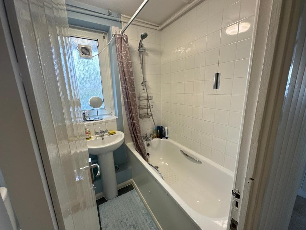 Cozy Room in Shared Home near Canary Wharf