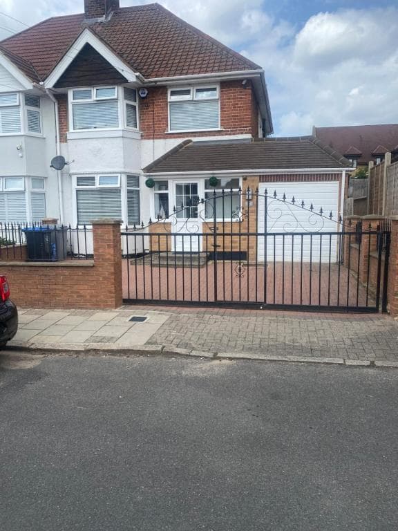 OneDouble room, one small double room, one en-suite studio room near to Wembley stadium