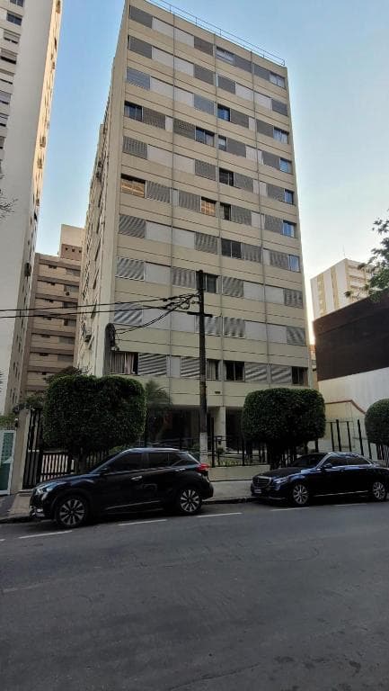 Quarto e banheiro privativos no Jardins