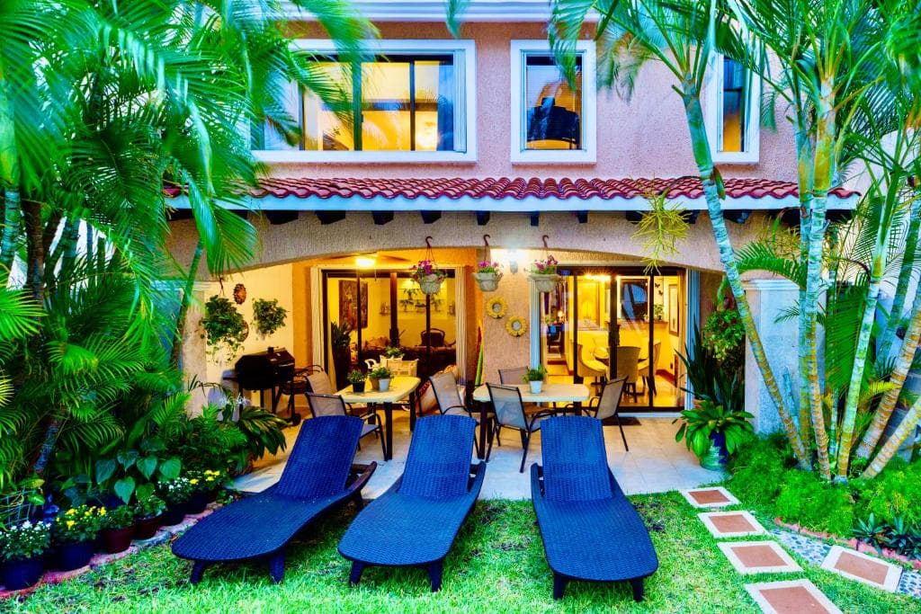 Magnifica Villa Palmeras luxurious 4 Br 6 Bds 4 Ba private pool lagoon front super fast Wifi