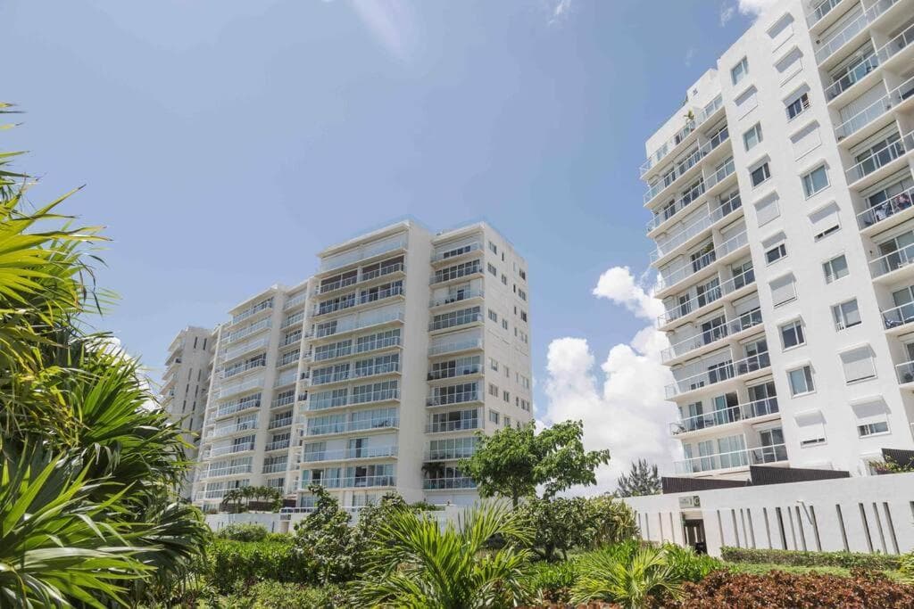 Seacost Beachfront 2BDR with pool by Casa Paraiso