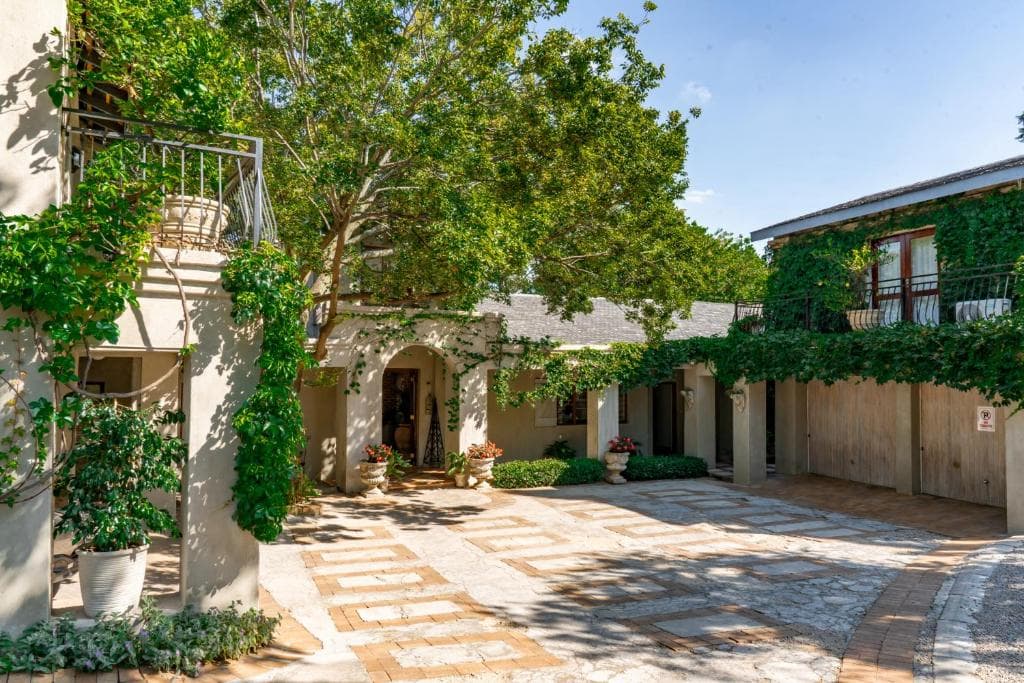 Shepherd's Corner Guest House - Tranquil Boutique Stay in Bryanston