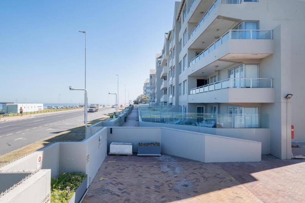 Seaspray B304-Beachfront with Table Mountain Views