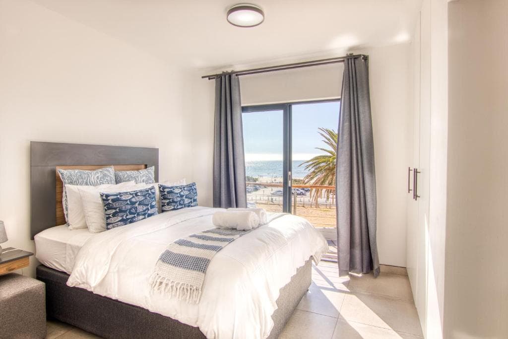 Ocean & Mountain View Escape, 100m Walk to beach - Gordon's Bay