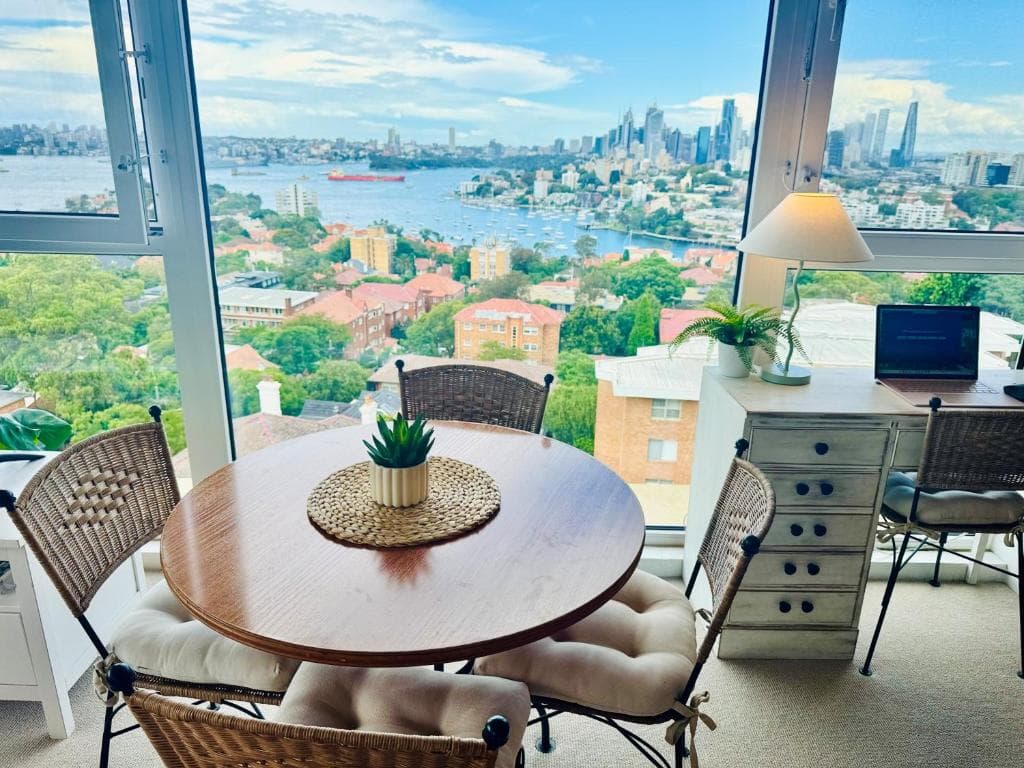 Breathtaking Harbour Bridge & Harbour Views, Corner Apartment, Free Parking