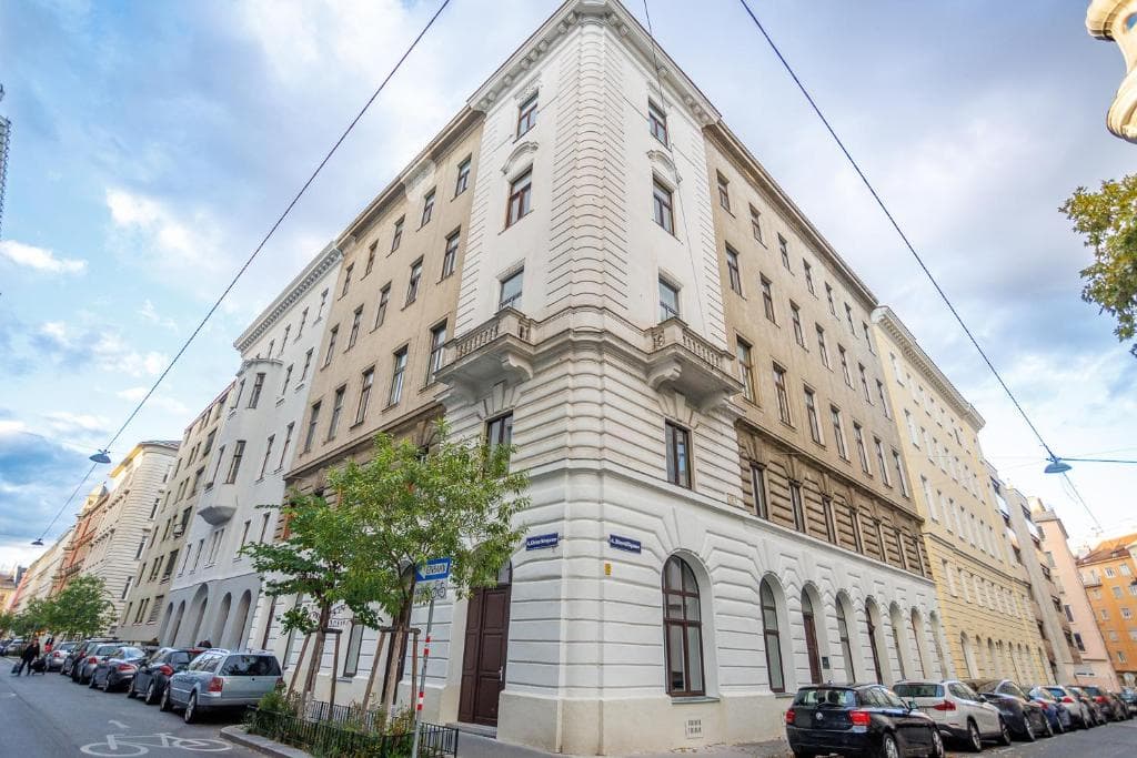 Boutique Design Studios in Vienna Center, Walk to Karlsplatz, Opera