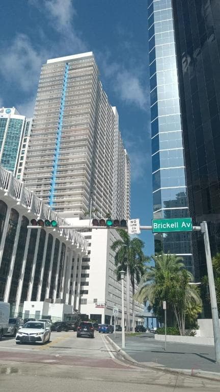Stunning view from 42nd floor, Brickell-Miami financial district free self-parking spot, sleeps 4