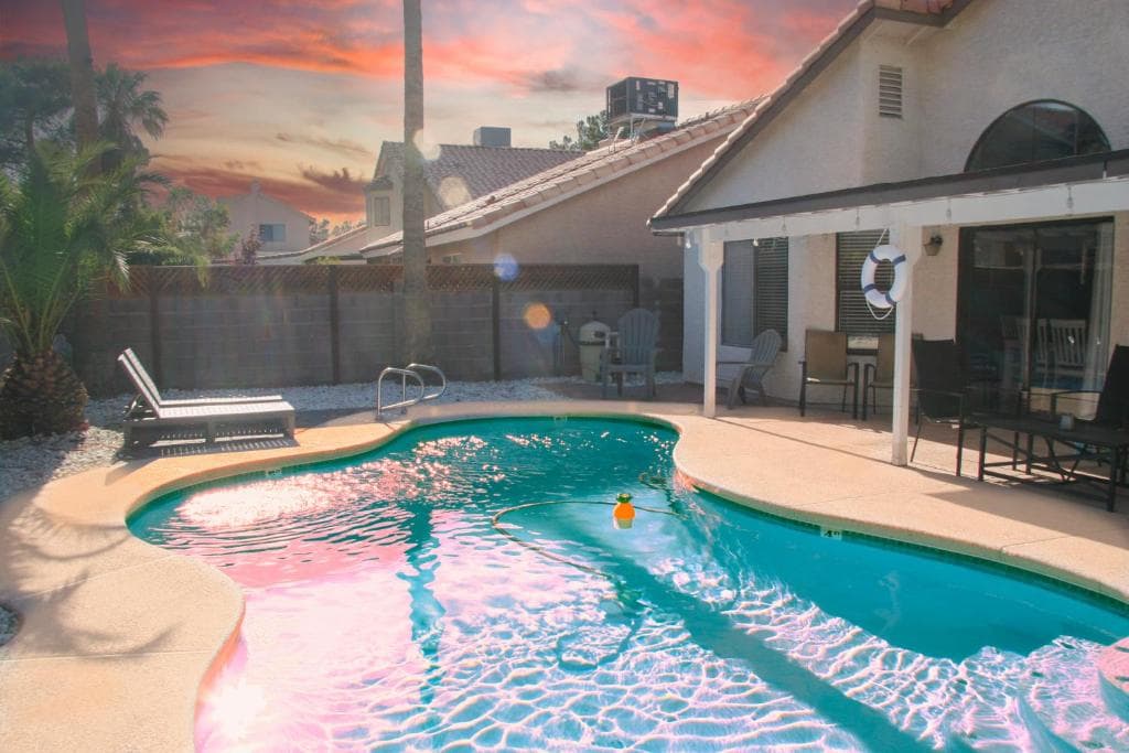 Large Pool & Patio Cozy Single Story Family House