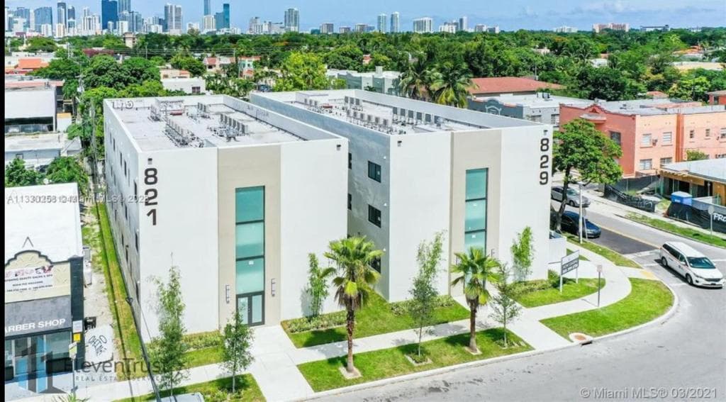 Modern Bedroom In Central Miami Shared with Host