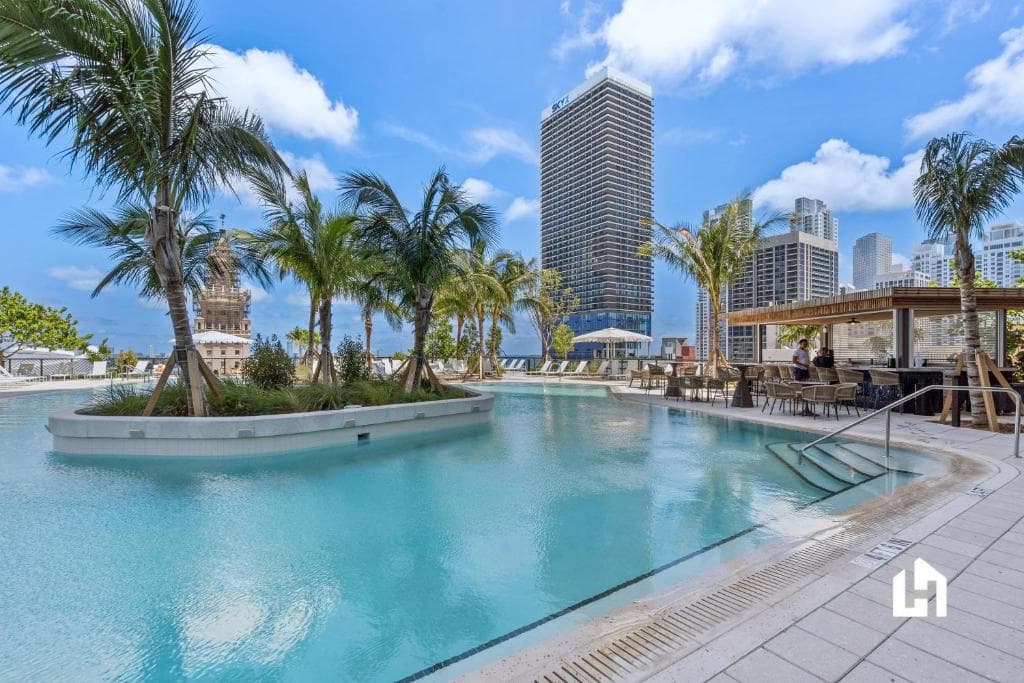 Stylish Apartments with Partial Ocean Views in Downtown!