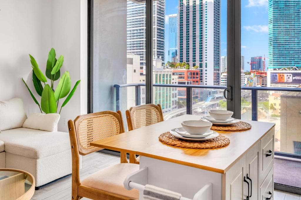 Luxury High-Rise Condo - Downtown Miami - Pool & Gym - Skyline Views